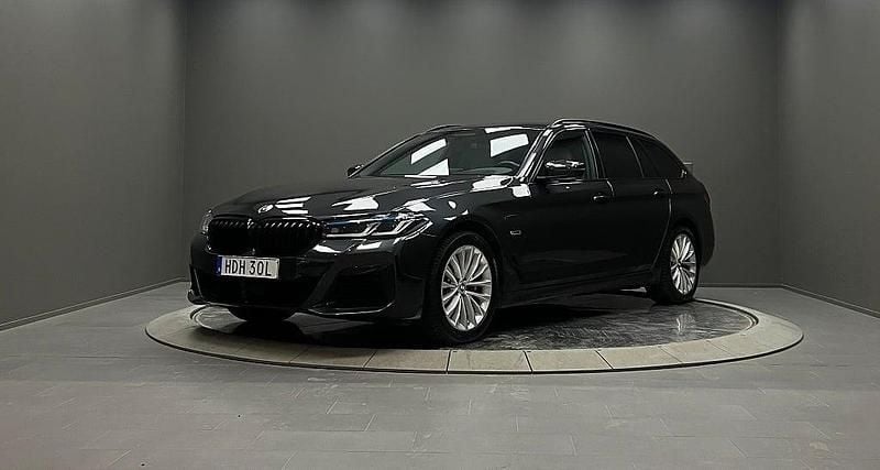 Grå Begagnad 2023 BMW 530e M Sport Kombi | 499 000 kr (Dyr) - Bild 1/4