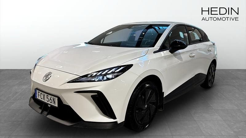 Vit (white) Begagnad 2023 MG MG4 EV Halvkombi | 249 900 kr (Marknadspris) - Bild 1/4