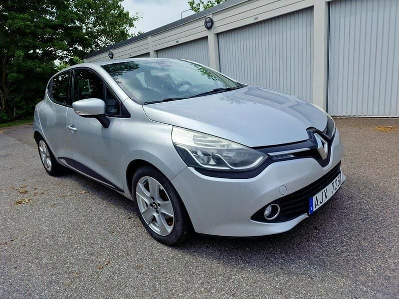 Silver Begagnad 2014 Renault Clio IV Halvkombi | 35 000 kr (Superpris) - Bild 1/4