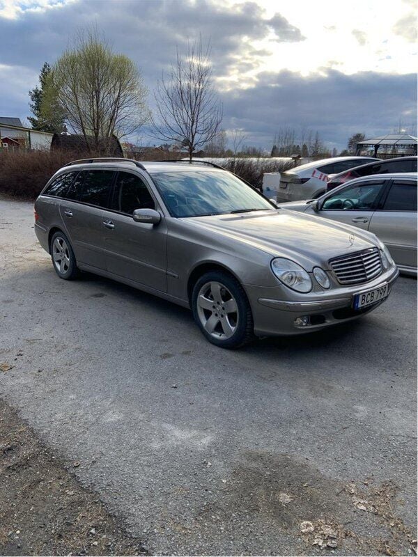Grå Begagnad 2004 Mercedes E500 Kombi | 73 000 kr - Bild 1/4