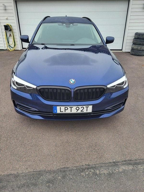 Blå Begagnad 2020 BMW 520 Sport Line Kombi | 295 000 kr (Bra pris) - Bild 1/4