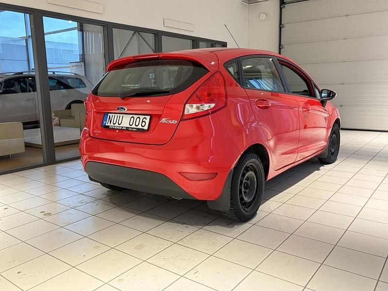 Begagnad Ford Fiesta Trend 60 HK (44 kW) 2012 Röd Halvkombi