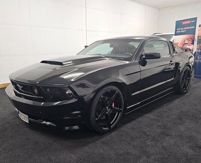 Svart Begagnad 2010 Ford Mustang GT S Sportkupé | 149 900 kr (Marknadspris) - Bild 1/4