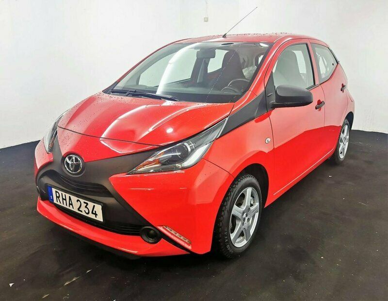 Röd Begagnad 2016 Toyota Aygo Halvkombi | 72 900 kr (Bra pris) - Bild 1/4