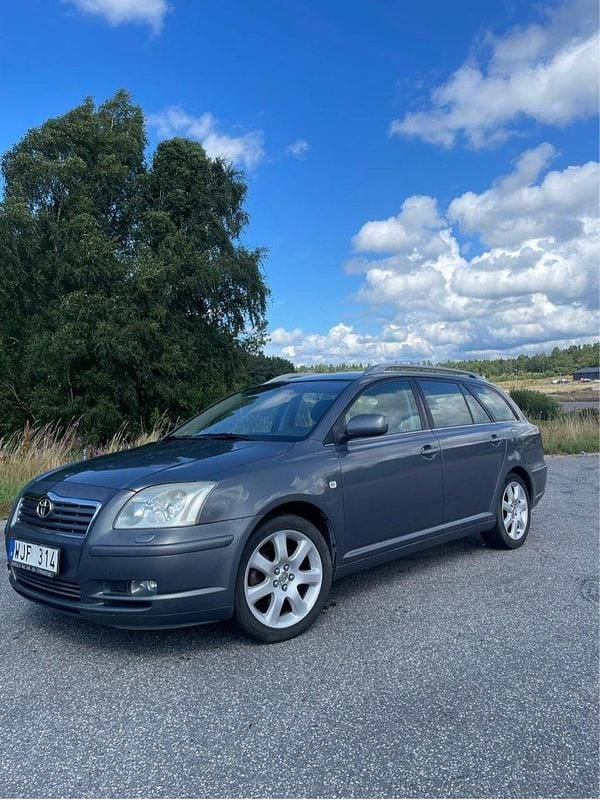 Grå Begagnad 2004 Toyota Avensis Kombi | 28 500 kr (Marknadspris) - Bild 1/4