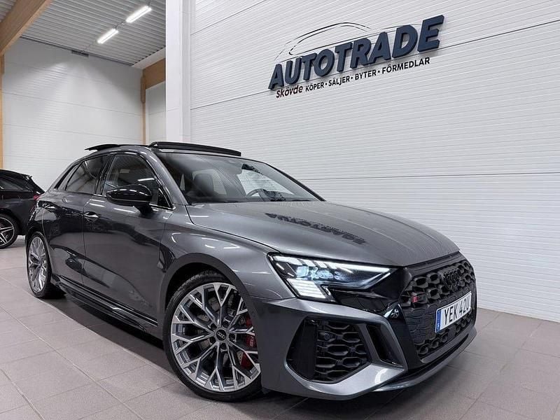 Grå Begagnad 2023 Audi RS3 Sportback Sport Halvkombi | 579 900 kr (Marknadspris) - Bild 1/4