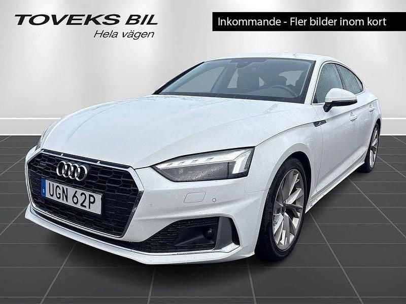 Ibisvit Begagnad 2022 Audi A5 Sportback Advanced Plus Halvkombi | 389 000 kr (Marknadspris) - Bild 1/4