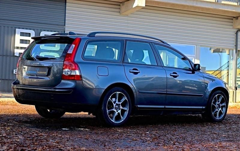 Grå Begagnad 2006 Volvo V50 Kombi | 49 900 kr (Lite dyr) - Bild 1/4