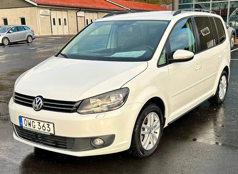 Vit Begagnad 2015 VW Touran Minibuss | 97 000 kr (Marknadspris) - Bild 1/4
