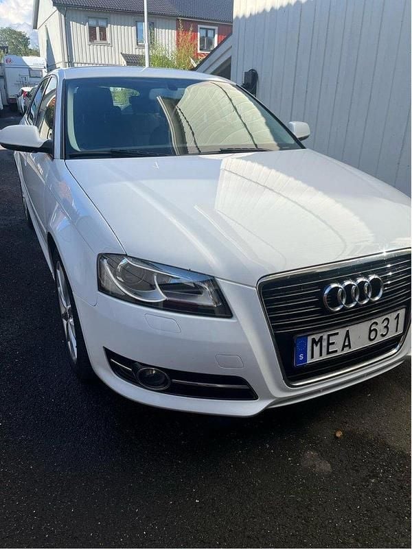 Vit Begagnad 2012 Audi A3 Sportback Halvkombi | 52 000 kr (Marknadspris) - Bild 1/4
