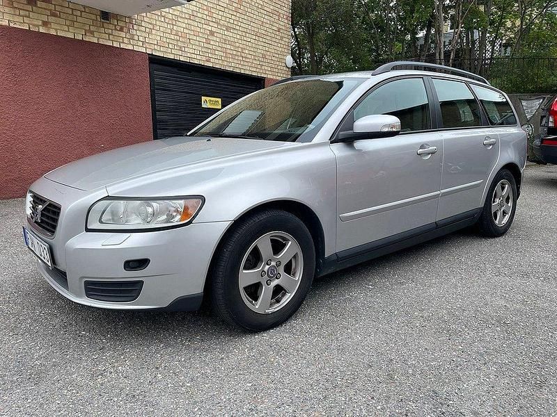 Ljusgrå Begagnad 2007 Volvo V50 Kinetic Kombi | 24 900 kr (Marknadspris) - Bild 1/4