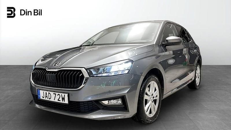 Grå Begagnad 2022 Skoda Fabia Style Halvkombi | 196 500 kr (Marknadspris) - Bild 1/4