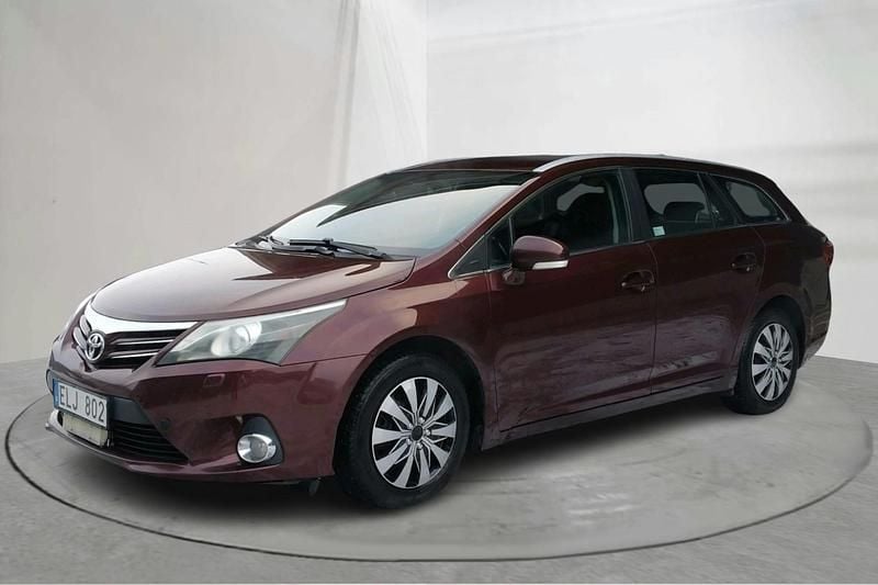 Mörkröd Begagnad 2013 Toyota Avensis Kombi | 49 000 kr (Marknadspris) - Bild 1/4