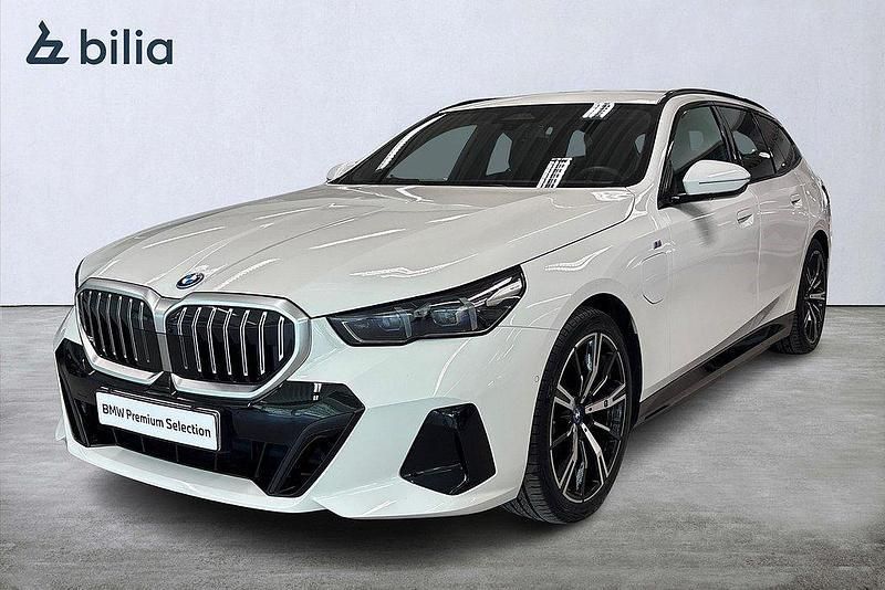Vit Begagnad 2024 BMW 530e M Sport Kombi | 709 900 kr (Marknadspris) - Bild 1/4