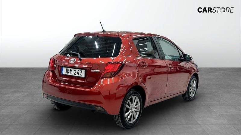 Begagnad Toyota Yaris Multidrive S 99 HK (72 kW) 2014 Röd Halvkombi