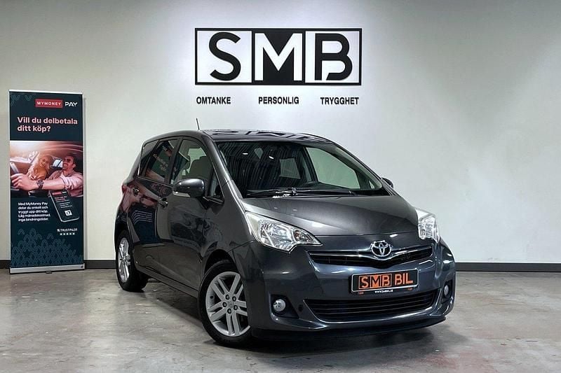 Mörkgrå Begagnad 2011 Toyota Verso-S Multidrive S Minibuss | 49 900 kr (Bra pris) - Bild 1/4