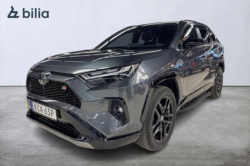 Mörkgrå (grå) Begagnad 2024 Toyota RAV4 Hybrid Sport SUV | 499 900 kr (Bra pris) - Bild 1/3