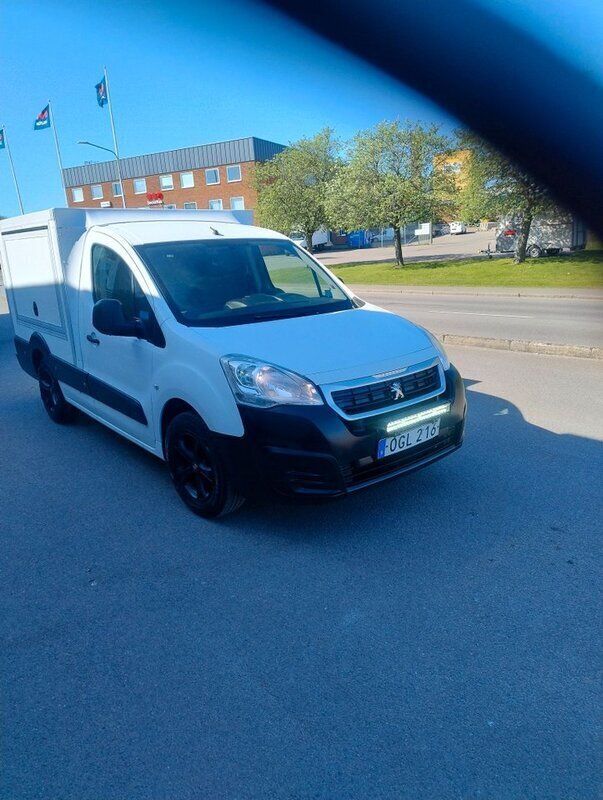 Vit Begagnad 2016 Peugeot Partner S Minibuss | 84 900 kr (Marknadspris) - Bild 1/4