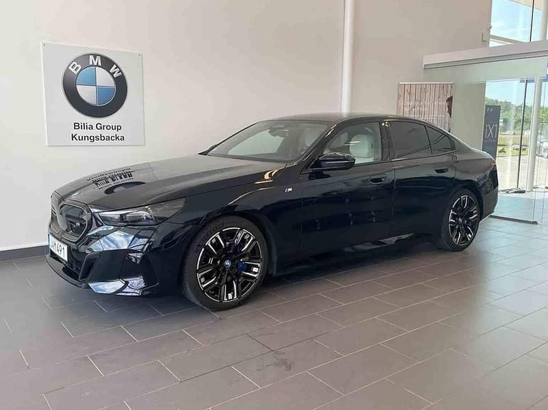 Svart Begagnad 2023 BMW i5 M Sport Sedan | 839 000 kr - Bild 1/1