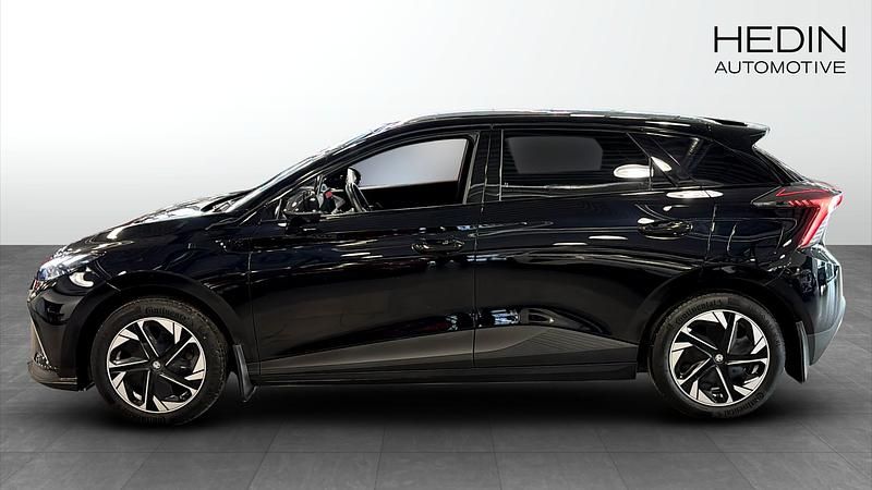 Begagnad MG MG4 EV Luxury 150 kW (204 HK) 2022 Svart Halvkombi