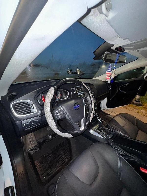 Vit Begagnad 2014 Volvo V40 Momentum Kombi | 129 000 kr (Marknadspris) - Bild 1/4
