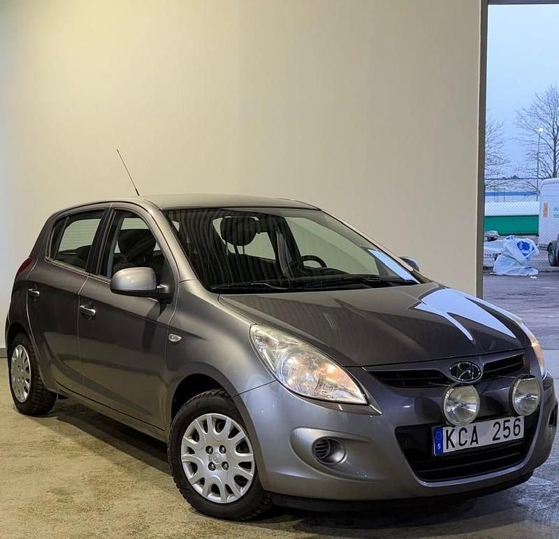 Begagnad Hyundai i20 Select 78 HK (57 kW) 2012 Grå Halvkombi