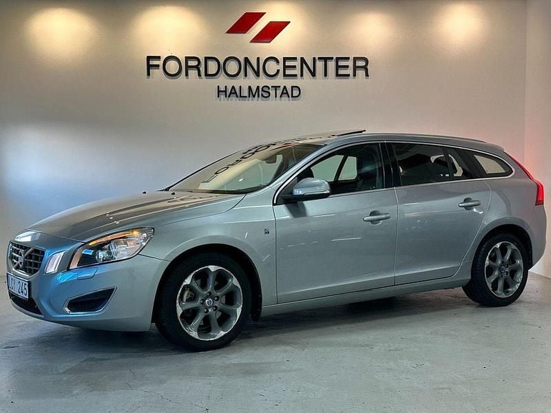 Silver Begagnad 2012 Volvo V60 Ocean Race Kombi | 128 900 kr (Marknadspris) - Bild 1/4