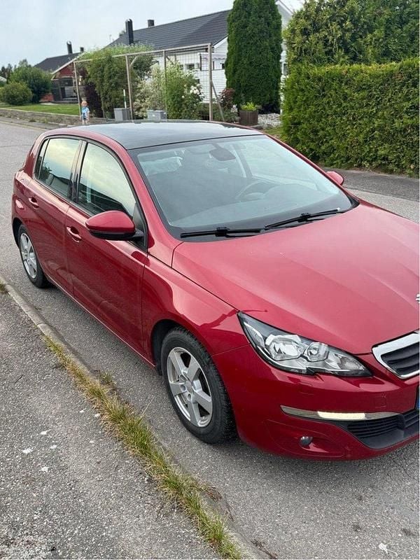 Röd Begagnad 2013 Peugeot 308 Halvkombi | 89 900 kr (Marknadspris) - Bild 1/4