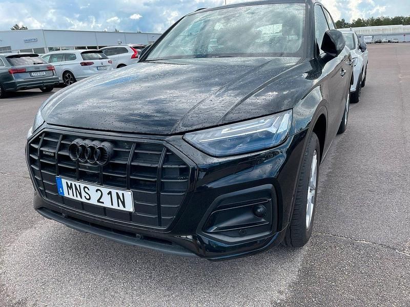 Svart (brilliant svart) Begagnad 2024 Audi Q5 Comfort SUV | 525 000 kr (Marknadspris) - Bild 1/2