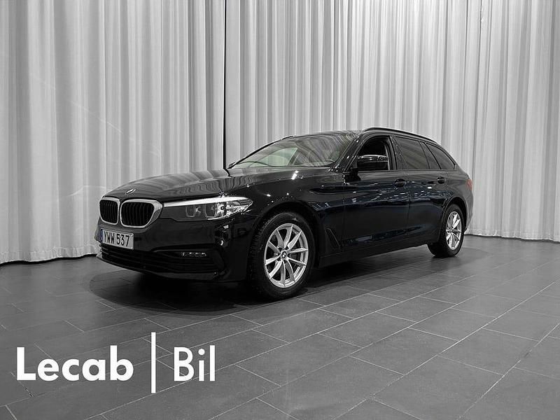 Svart Begagnad 2019 BMW 520 Kombi | 269 500 kr (Marknadspris) - Bild 1/4