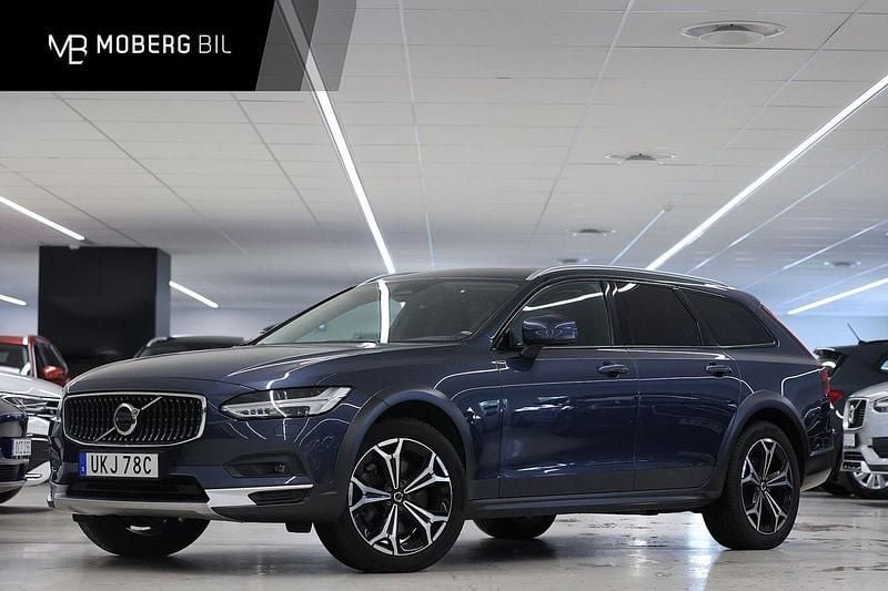 Mörkblå Begagnad 2022 Volvo V90 CC Kombi | 449 900 kr - Bild 1/3