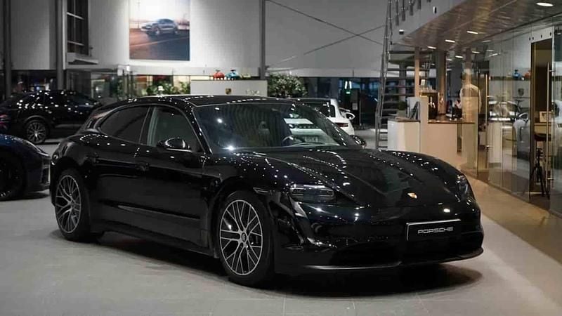 Svart Begagnad 2023 Porsche Taycan Sport Turismo Kombi | 619 000 kr (Superpris) - Bild 1/1