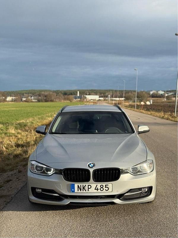 Silver Begagnad 2013 BMW 320 Sport Line Kombi | 139 900 kr (Marknadspris) - Bild 1/4