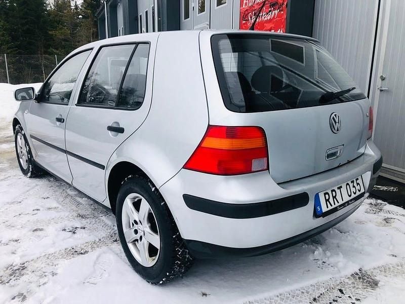 Begagnad VW Golf IV 105 HK (77 kW) 2001 Silver