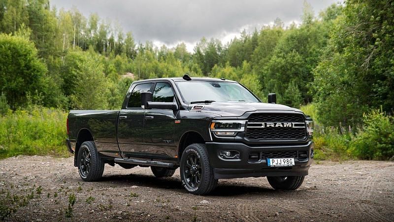 Mörkgrå (mörk grå) Begagnad 2020 Dodge Ram Pickup | 849 000 kr - Bild 1/4