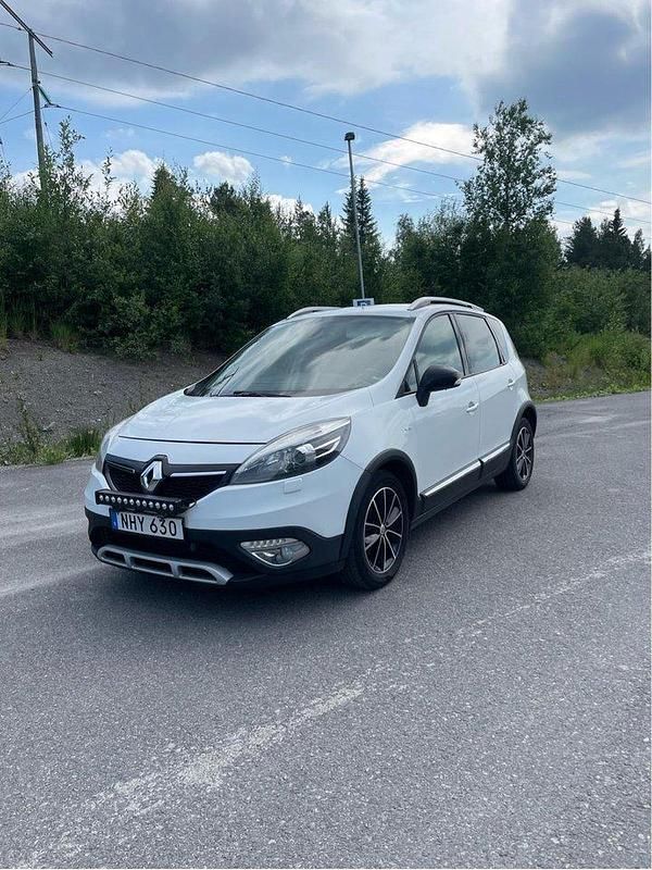 Vit Begagnad 2013 Renault Scénic III Bose Edition Minibuss | 60 000 kr (Marknadspris) - Bild 1/4