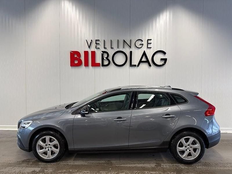 Begagnad Volvo V40 Momentum 120 HK (88 kW) 2017 Grå Halvkombi