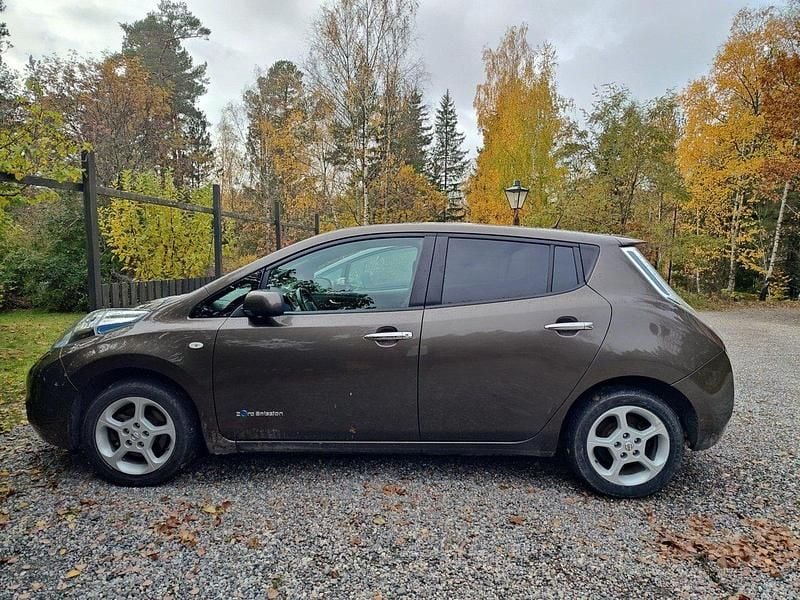 Brun Begagnad 2017 Nissan Leaf Halvkombi | 96 000 kr (Dyr) - Bild 1/4