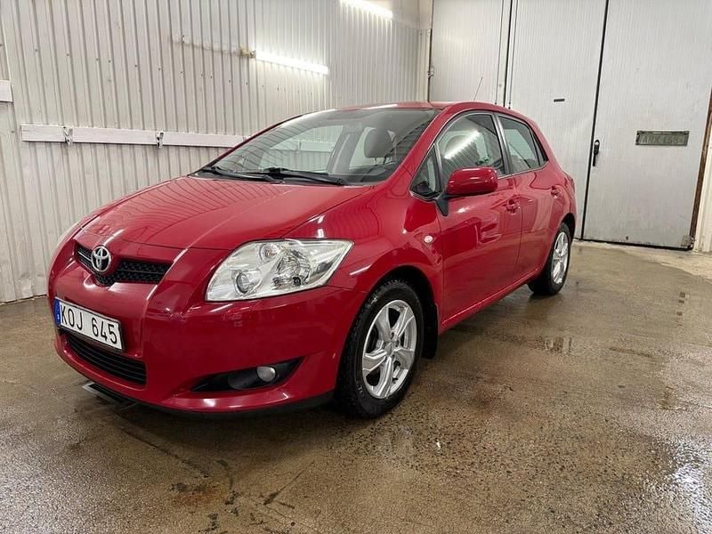Röd Begagnad 2010 Toyota Auris Halvkombi | 59 900 kr (Marknadspris) - Bild 1/4