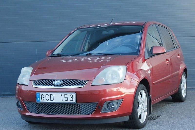 Orange Begagnad 2007 Ford Fiesta Halvkombi | 22 900 kr (Marknadspris) - Bild 1/4
