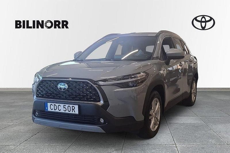 Grå Begagnad 2024 Toyota Corolla Cross Executive SUV | 419 900 kr (Lite dyr) - Bild 1/4