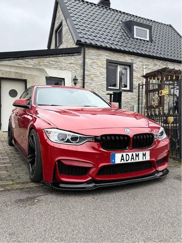 Röd Begagnad 2012 BMW 335 Sport Line Sedan | 239 000 kr (Lite dyr) - Bild 1/4