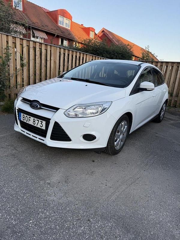 Vit Begagnad 2014 Ford Focus Trend Halvkombi | 64 500 kr (Superpris) - Bild 1/4