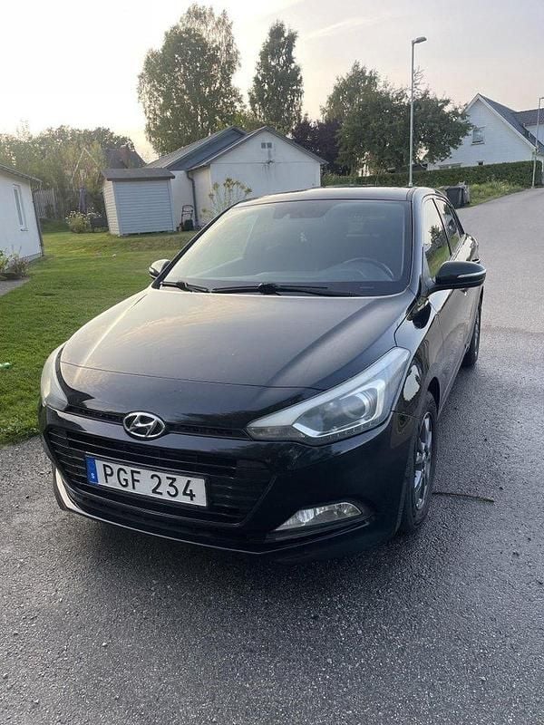 Svart Begagnad 2018 Hyundai i20 Premium Halvkombi | 105 000 kr (Marknadspris) - Bild 1/3