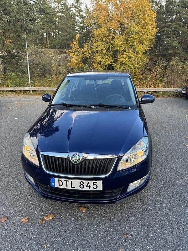 Blå Begagnad 2011 Skoda Fabia Elegance Halvkombi | 60 000 kr (Bra pris) - Bild 1/4