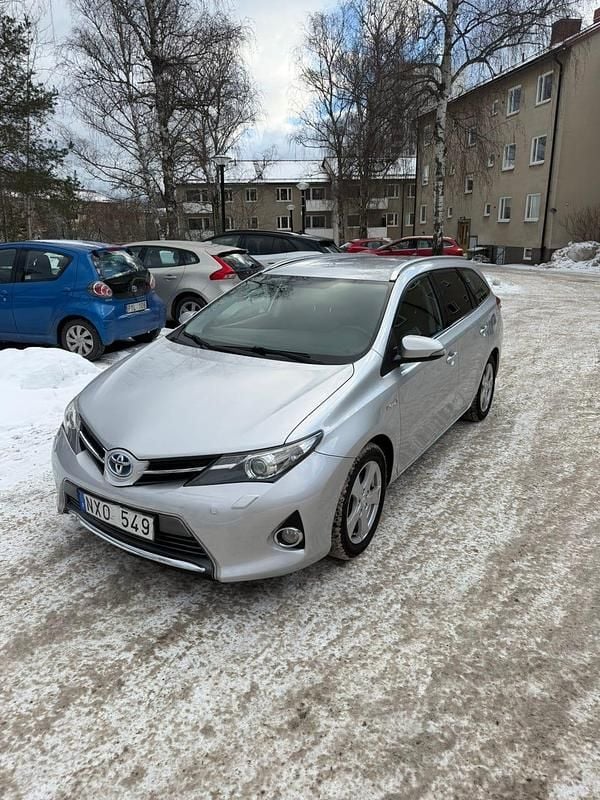 Silver Begagnad 2013 Toyota Auris Touring Sports Kombi | 95 000 kr (Marknadspris) - Bild 1/4