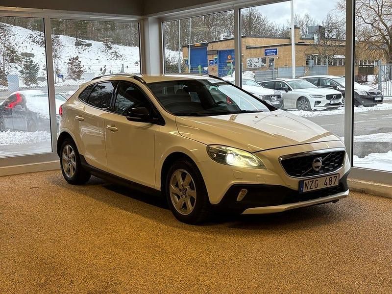 Begagnad Volvo V40 CC Momentum 150 HK (110 kW) 2014 Vit Kombi