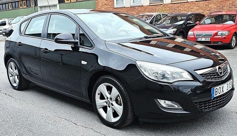 Begagnad Opel Astra Enjoy 140 HK (102 kW) 2011 Svart Halvkombi