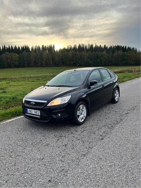Svart Begagnad 2011 Ford Focus Platinum Halvkombi | 48 000 kr (Marknadspris) - Bild 1/4