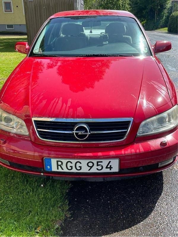 Röd Begagnad 2000 Opel Omega Sedan | 25 000 kr - Bild 1/4